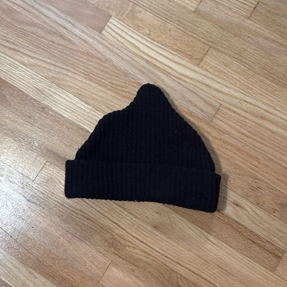 james street child port beanie. black